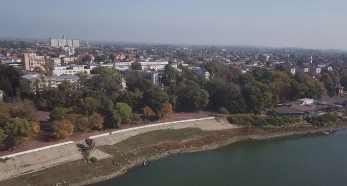 VIDEO REPORTAJ ”Mașina de tocat vise” – controversata creație din Călărași unde oamenii își pun dorințe​/ Cum reușit un rege să transforme o mlaștină cu tânțari, într-un parc pe brațul Borcea – Esential