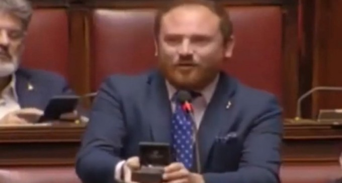 VIDEO Un deputat italian şi-a cerut iubita de soţie în plenul Parlamentului – International
