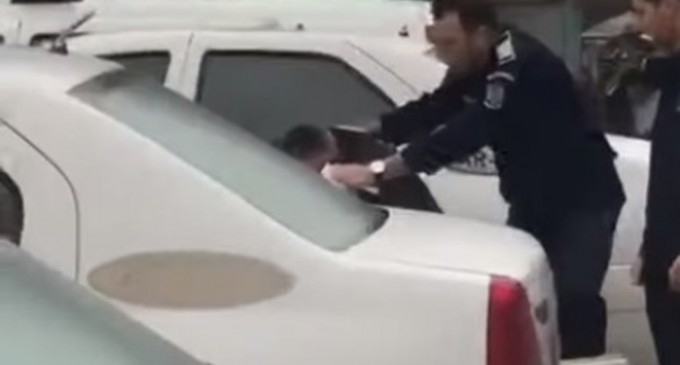 VIDEO Polițist cercetat într-un dosar de șantaj, filmat când plânge în curtea IPJ Arad – Esential