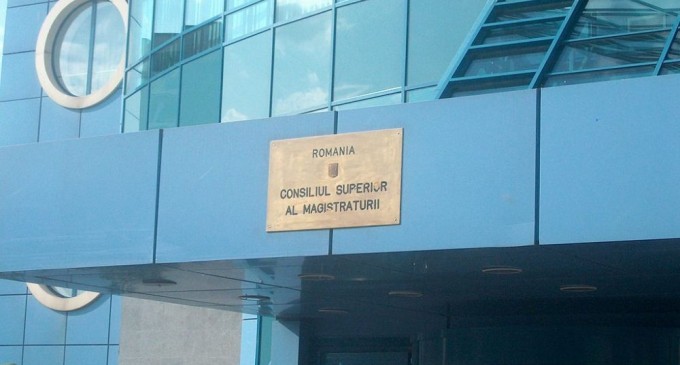 Se rescrie legea in acest CSM pentru a iesi sef un membru care sa le fie pe plac (auzim) si politicienilor