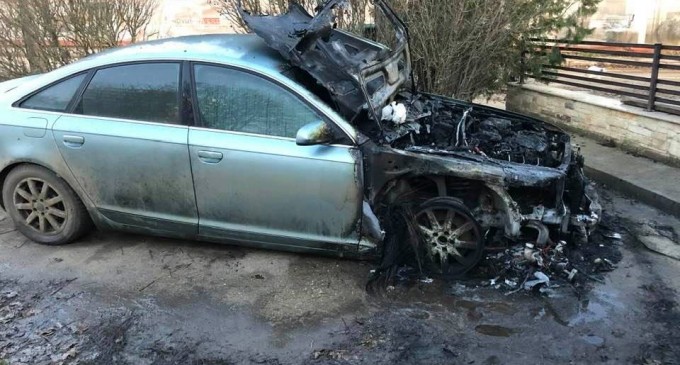 MAFIA IMOBILIARĂ DE LA MALUL MĂRII NEGRE/ Mașina unui consilier local incendiată fiindcă s-a opus unei construcții pe faleza din Olimp