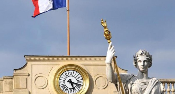 Parisul solicită încetarea apelurilor la boicot din partea ”minorității radicale”, după ce țări musulmane au cerut boicotarea produselor franțuzești – International