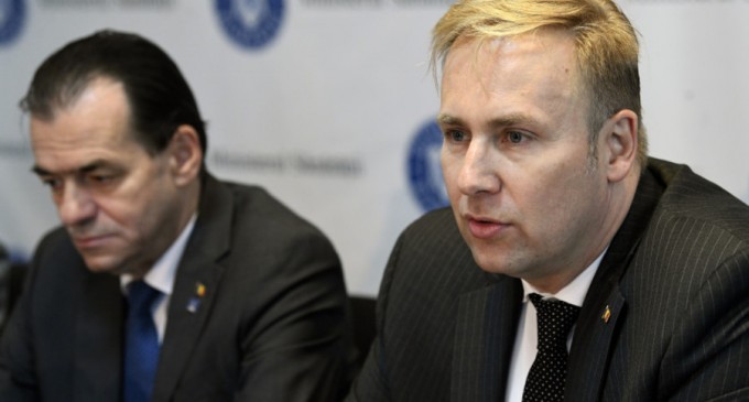 Medicul Călin Ciontu, judecat pentru 66 de acte de luare de mită, și avocatul Gheorghe Coțofană, condamnat la 4 ani de închisoare, au fost retrași de pe lista de consilieri ai ministrului Sănătății – Sanatate