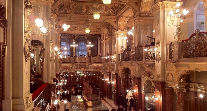 Una dintre cele mai frumoase cafenele se află la Budapesta – International