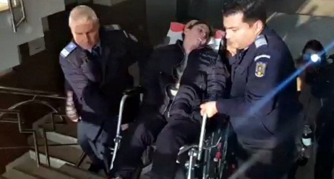 VIDEO Gest disperat al unor părinți: Fată paralizată, dusă la instanță în scaun cu rotile și cărată pe brațe pentru a-i convinge pe magistrați să dea sentința mai repede / Ea a fost lovită de mașină pe o trecere de pietoni în 2015 – Esential