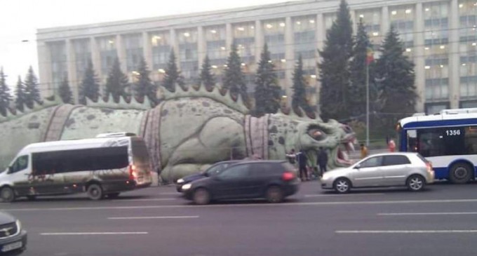 FOTO O reptilă gonflabilă uriașă a fost instalată în centrul Chișinăului. Primarul Ion Ceban cere sancțiuni: „Rog demisia benevolă de luni” – Prin oras