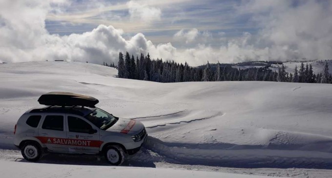 ​Staţiune din Vâlcea, izolată de viscol. Zeci de turişti au fost întorşi din drum de salvamontişti – Esential