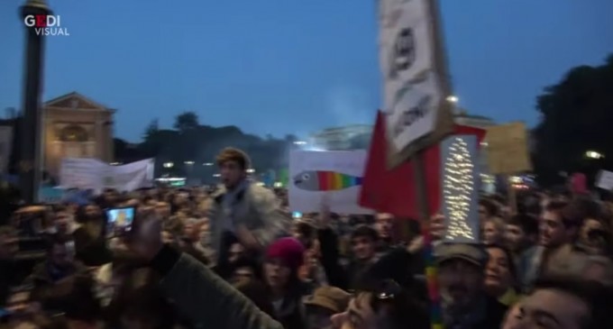 ​VIDEO Italia: Protest masiv al mișcării „Sardinele” în centrul Romei / Mitinguri de amploare mai mică în alte oraşe europene – International