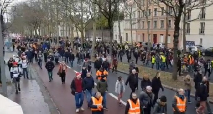 Vacanța de Crăciun, perturbată în Franța de continuarea grevelor. Traficul este blocat – Esential