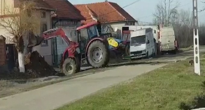 Digi24: Un primar din Timiș i-a înapoiat unui localnic molozul aruncat în câmp. Deșeurile, descărcate în curte cu excavatorul – Esential