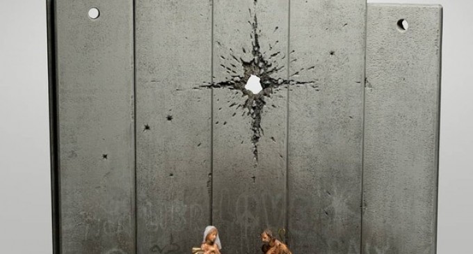 FOTO Banksy reinterpretează scena nașterii lui Isus: În locul stelei de deasupra ieslei apare urma unui glonț – Esential