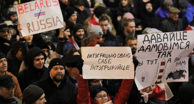 VIDEO Negocierile cu Putin au declanșat proteste în Belarus: ”Întâi Crimeea, apoi Belarus” și ”Stop anexării”, au strigat demonstranții – Esential