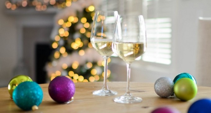 De ce sa alegi sa bei vin spumant ca aperitiv pentru masa de Craciun
