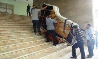 „Uşor cu pianul pe scări!”