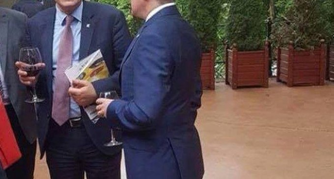 O piedica in calea uitarii/Oare ce isi spuneau cei doi la o reuniune publica intr-un cadru relaxant!