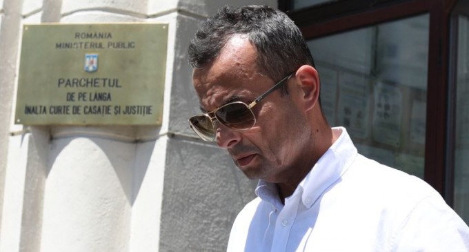 Povestea continuă/Fostul procuror Mircea Negulescu de la DNA Ploieşti in poarta, pe inserat, la un denuntator DNA