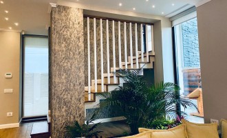 Scari din lemn masiv pentru interiorul caselor cu etaj