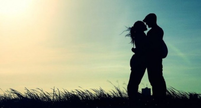 Cum sa fii fericit intr-o relatie, facand aceste lucruri subtile in fiecare zi