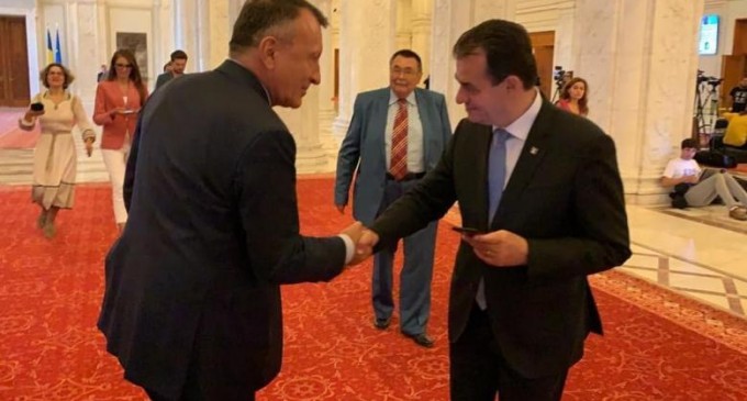 Ieri s-a întâmplat in Parlament ceva ce nu s-a întâmplat nici pe vremea lui Liviu Dragnea, nici măcar când mergea înconjurat de bodyguarzi/De doua ori, un angajat al Guvernului s-a pus in fata noastra pentru a ne îngrădi accesul