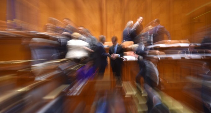 Parlamentul – convocat joi în sesiune extraordinară comună; este prezentată moţiunea de cenzură – Politic