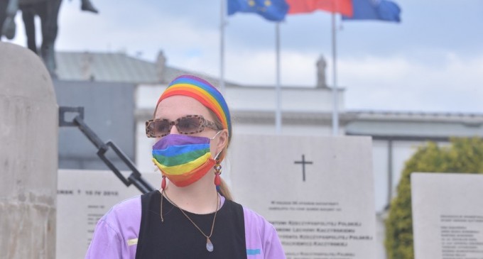 VIDEO Polonia: Mii de participanţi la Gay Pride la Varşovia – International