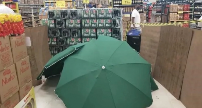 Imagini tulburătoare într-un supermaket din Brazilia. Un bărbat a murit în Carrefour, dar magazinul l-a acoperit cu umbrele și l-a lăsat acolo în timp ce magazinul a rămas deschis – International