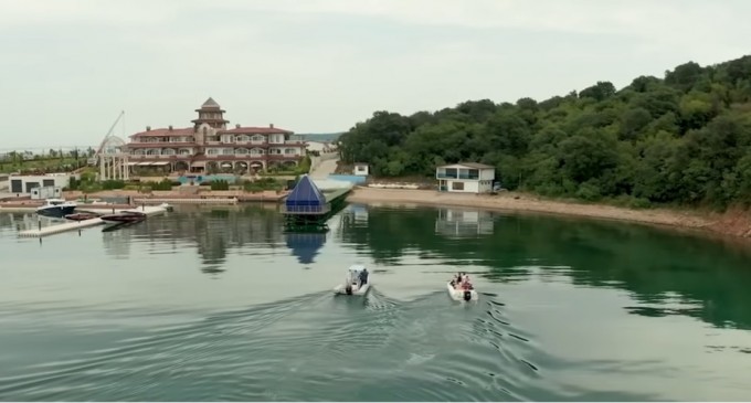 Mogulul și un steag aruncat în mare: Cum a reușit un desant bizar să ducă la decăderea lui Boiko Borisov – International