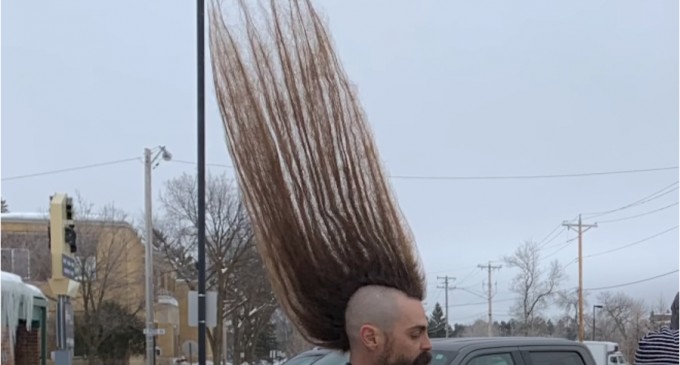 Bărbat cu mohawk de un metru, în Cartea Recordurilor / Câți ani n-a mai trecut pe la frizer – Style report