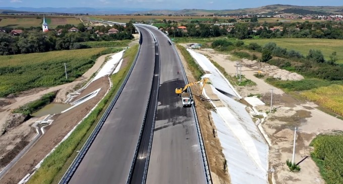 VIDEO Cum arată tronsonul din autostrada Transilvania care va fi deschis în următoarele săptămâni / Se lucrează intens la eliminarea unui blocaj ce ar transforma lotul într-unul „muzeu” – Infrastructura_Articole