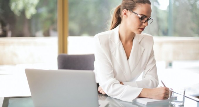 Cum scoti din anonimat orice tinuta office?