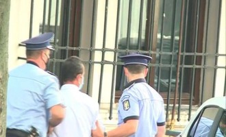 „Unde dai și unde crapă” poposeste in curtea Secției de Investigare a Infracțiunilor din Justiție (SIIJ)