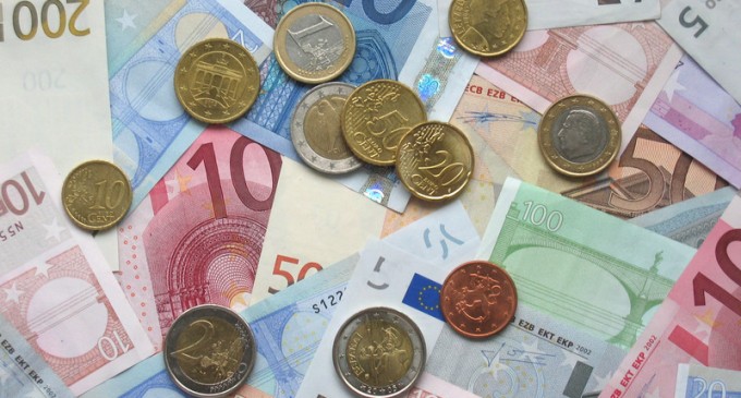 Euro a depășit pragul de 4,85 lei, stabilind un nou record. Corecția monedei naționale s-ar putea apropia de 4,9 lei în lunile care urmează – Finante & Banci
