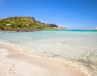 Sfârșit nefericit de concediu: Un turist a fost amendat cu 1.000 de euro pentru furt de nisip de pe o plajă din Italia – International
