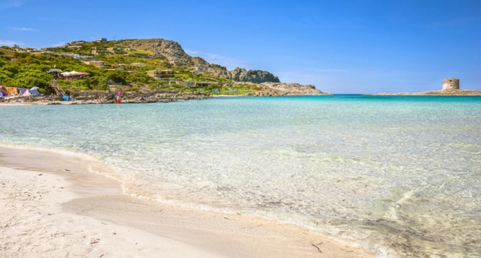 Sfârșit nefericit de concediu: Un turist a fost amendat cu 1.000 de euro pentru furt de nisip de pe o plajă din Italia – International