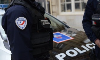 Polițistă în stare gravă după un atac cu cuțitul în Franța / Atacatorul a fost prins în urma unui schimb de focuri – International