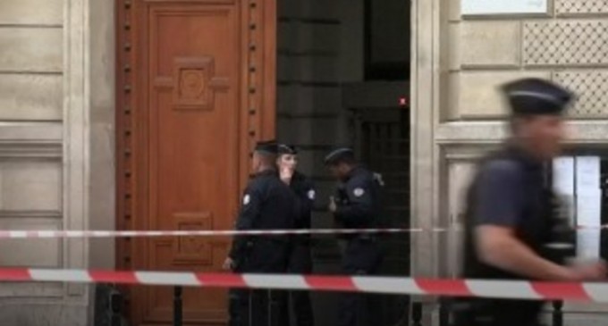 Atacul de la Paris: Un fost vecin al principalului suspect a fost arestat – Esential