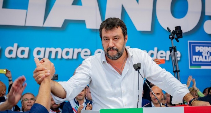 VIDEO Italia: Matteo Salvini, atacat în timpul unui miting electoral de către o tânără de culoare – International