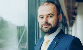 Cristian Popa, BNR: La fiecare sută de lei încasată, Statul se împrumută încă 34 de lei. Dacă ar fi banii tăi și ai câștiga 100 de lei, cheltuind 134 de lei lună de lună, cât ai putea continua?/ Creșterea pensiilor va retrograda ratingul suveran – Finante & Banci