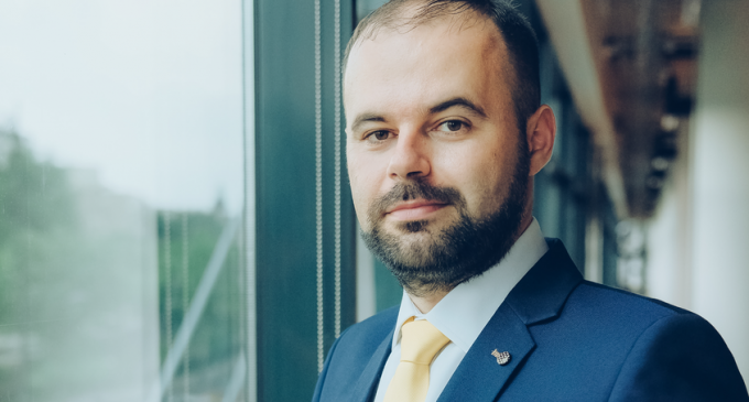 Cristian Popa, BNR: La fiecare sută de lei încasată, Statul se împrumută încă 34 de lei. Dacă ar fi banii tăi și ai câștiga 100 de lei, cheltuind 134 de lei lună de lună, cât ai putea continua?/ Creșterea pensiilor va retrograda ratingul suveran – Finante & Banci