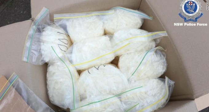 Australia: Condamnare pentru un curier de droguri care a intrat cu duba în două mașini de poliție / Bărbatul transporta metamfetamină în valoare de 145 de milioane de dolari – International
