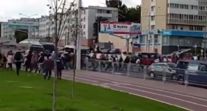 VIDEO Noi proteste majore în Belarus. O piață a fost închisă cu sârmă ghipată / Aproximativ 250 de persoane, arestate / Metroul ar fi fost închis – International