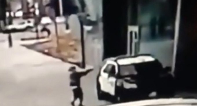 VIDEO Doi polițiști din Los Angeles, în stare gravă după ce au fost împuscați în mașină / Protestatari adunați în fața spitalului au scandat „Sperăm să moară” – International