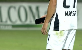 DigiSport: Bănuiesc că n-a jucat cu mobilul sub apărătoare!" Faza misterioasă a serii în Liga 1: Moise a găsit un telefon pe gazon