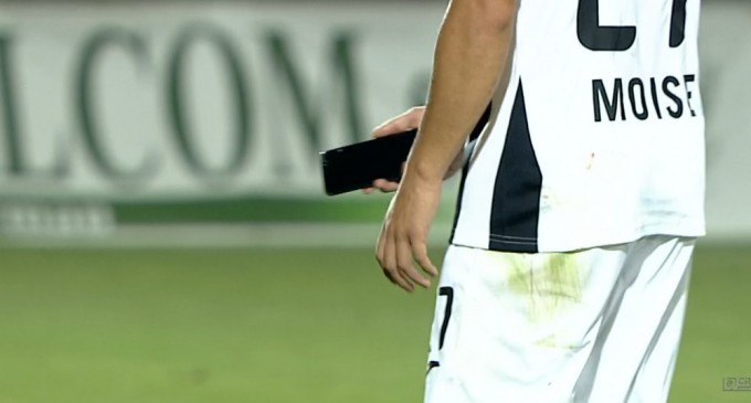 DigiSport: Bănuiesc că n-a jucat cu mobilul sub apărătoare!" Faza misterioasă a serii în Liga 1: Moise a găsit un telefon pe gazon
