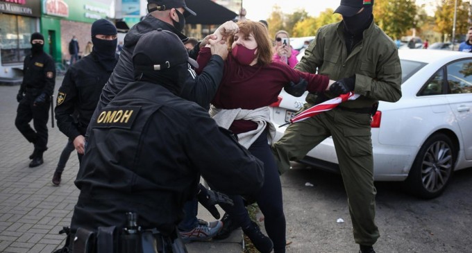 ​​VIDEO Belarus: Sute de arestări la o manifestaţie a femeilor – International