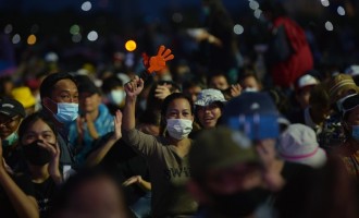 ​VIDEO Thailanda: Cele mai mari proteste din ultimii ani. Oamenii au manifestat faţă de Guvern şi Monarhie – „Jos cu feudalismul! Trăiască poporul!” – International