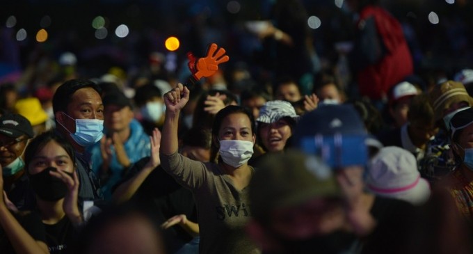 ​VIDEO Thailanda: Cele mai mari proteste din ultimii ani. Oamenii au manifestat faţă de Guvern şi Monarhie – „Jos cu feudalismul! Trăiască poporul!” – International
