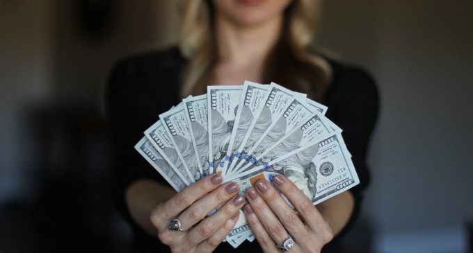 INS: La fiecare leu primit salariu de un bugetar, angajatul din privat lua 70 de bani – Finante & Banci