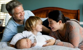 Jumătatea plină a pandemiei: O parte din tineri se reîntorc să locuiască cu părinții, strângând legăturile familiale – Finante & Banci