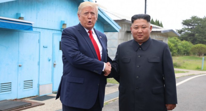 Digi24: Donald Trump și Kim Jong Un, la un pas să declanșeze un război atomic în 2017. SUA urmau să folosească 80 de arme nucleare – International